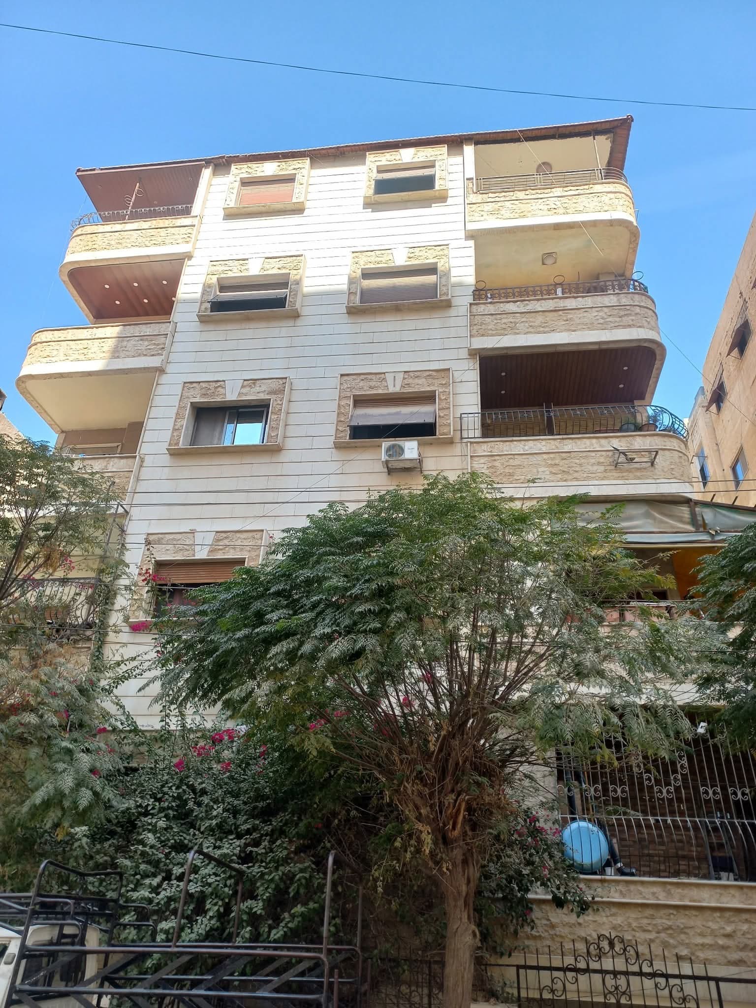 شقة للبيع في أشرفية صحنايا موقف البنك العربي